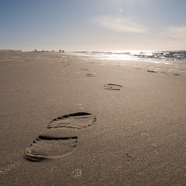 Fussabdrücke am Strand als Symbol für einen ersten Schritt aus der Einsamkeit durch Sucht