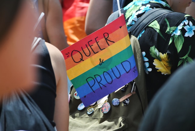 Regenbogenflagge mit der Aufschrift "Queer & Proud